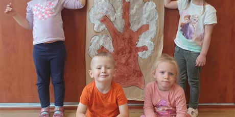 Powiększ grafikę: Czworo dzieci z grupy II pozuje do zdjęcia z drzewem zimowym - praca plastyczna dzieci