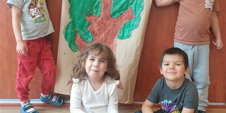 Powiększ grafikę: Czworo dzieci z grupy II pozuje do zdjęcia z drzewem wiosennym - praca plastyczna dzieci