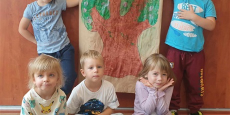 Powiększ grafikę: Czworo dzieci z grupy II pozuje do zdjęcia z drzewem letnim - praca plastyczna dzieci