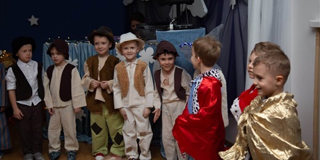 Powiększ grafikę: Jasełka przygotowane przez Kosmoludki. Na zdjęciu pięciu chłopców w strojach pastuszka i trzech w strojach króla.