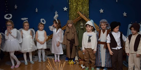 Powiększ grafikę: Jasełka przygotowane przez Kosmoludki. Na zdjęciu cztery Aniołki, Józef i trzech pastuszków i król..