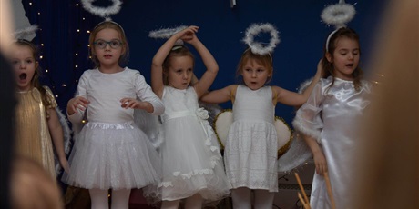 Powiększ grafikę: Jasełka przygotowane przez Kosmoludki. Na zdjęciu pięć dziewczynek w strojach aniołka.