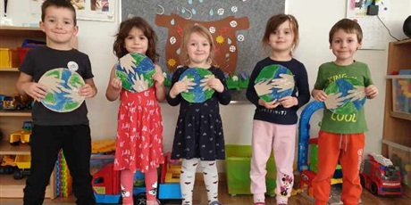 Powiększ grafikę: Piątka dzieci z grupy II trzyma w rączkach swoje pięknie pomalowane prace