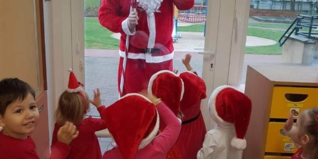 Powiększ grafikę: Mikołaj zagląda przez okno i sprawdza czy czekają na niego dzieci z grupy I