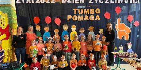 Powiększ grafikę: Dzieci z grupy IV w SP80 podczas obchodów Dnia TUMBO