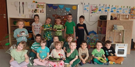 Powiększ grafikę: Dzieci z grupy II pozują do zdjęcia trzymając w rączkach patery z zielonymi warzywami.