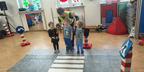 Powiększ grafikę: Dzieci podczas zajęć "Autochodzik"na sali gimnastycznej