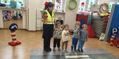 Powiększ grafikę: Dzieci podczas zajęć "Autochodzik"na sali gimnastycznej