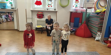 Powiększ grafikę: Dzieci podczas zajęć "Autochodzik"na sali gimnastycznej