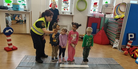 Powiększ grafikę: Dzieci podczas zajęć "Autochodzik"na sali gimnastycznej