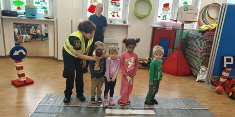 Powiększ grafikę: autochodzik-w-krainie-bajek-676781.jpg