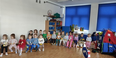 Powiększ grafikę: Dzieci podczas zajęć "Autochodzik"na sali gimnastycznej