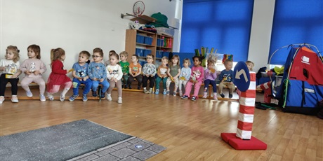 Powiększ grafikę: Dzieci podczas zajęć "Autochodzik"na sali gimnastycznej