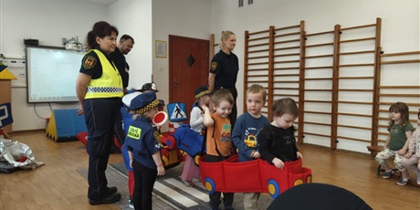 Powiększ grafikę: Dzieci podczas zajęć "Autochodzik"na sali gimnastycznej