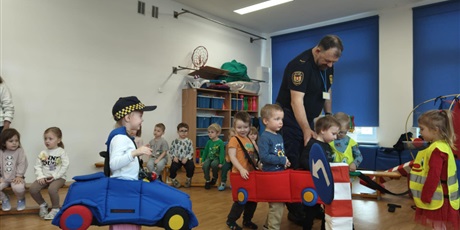 Powiększ grafikę: Dzieci podczas zajęć "Autochodzik"na sali gimnastycznej