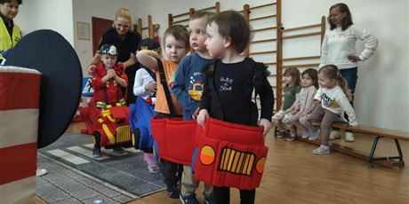 Powiększ grafikę: Dzieci podczas zajęć "Autochodzik"na sali gimnastycznej