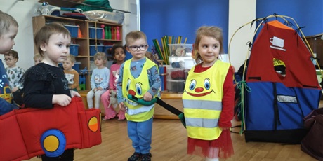 Powiększ grafikę: Dzieci podczas zajęć "Autochodzik"na sali gimnastycznej