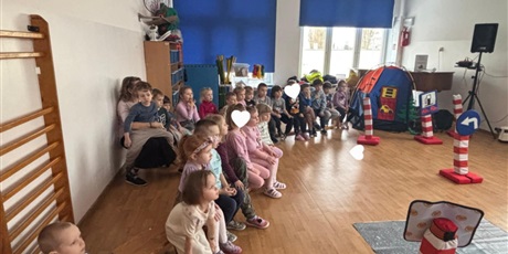 Powiększ grafikę: Bajkoludki - zajęcia "AUTOCHODZIK" przeprowadzone przez STRAŻNIKÓW MIEJSKICH.