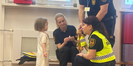 Powiększ grafikę: Bajkoludki - zajęcia "AUTOCHODZIK" przeprowadzone przez STRAŻNIKÓW MIEJSKICH.