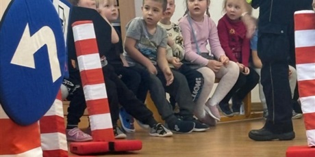 Powiększ grafikę: Bajkoludki - zajęcia "AUTOCHODZIK" przeprowadzone przez STRAŻNIKÓW MIEJSKICH.