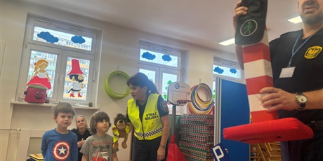 Powiększ grafikę: Bajkoludki - zajęcia "AUTOCHODZIK" przeprowadzone przez STRAŻNIKÓW MIEJSKICH.