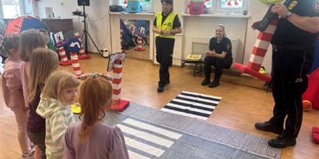 Powiększ grafikę: Bajkoludki - zajęcia "AUTOCHODZIK" przeprowadzone przez STRAŻNIKÓW MIEJSKICH.