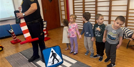 Powiększ grafikę: Bajkoludki - zajęcia "AUTOCHODZIK" przeprowadzone przez STRAŻNIKÓW MIEJSKICH.
