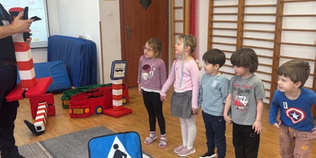 Powiększ grafikę: Bajkoludki - zajęcia "AUTOCHODZIK" przeprowadzone przez STRAŻNIKÓW MIEJSKICH.