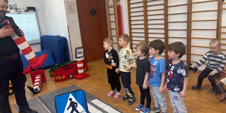 Powiększ grafikę: Bajkoludki - zajęcia "AUTOCHODZIK" przeprowadzone przez STRAŻNIKÓW MIEJSKICH.