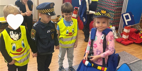 Powiększ grafikę: Bajkoludki - zajęcia "AUTOCHODZIK" przeprowadzone przez STRAŻNIKÓW MIEJSKICH.