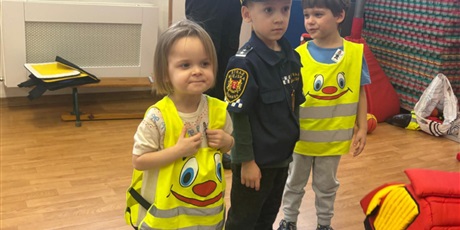 Powiększ grafikę: Bajkoludki - zajęcia "AUTOCHODZIK" przeprowadzone przez STRAŻNIKÓW MIEJSKICH.