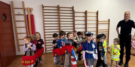 Powiększ grafikę: Bajkoludki - zajęcia "AUTOCHODZIK" przeprowadzone przez STRAŻNIKÓW MIEJSKICH.