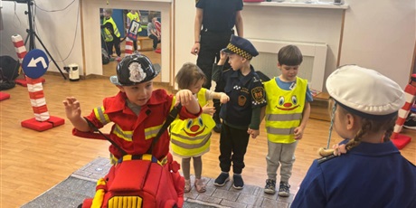 Powiększ grafikę: Bajkoludki - zajęcia "AUTOCHODZIK" przeprowadzone przez STRAŻNIKÓW MIEJSKICH.