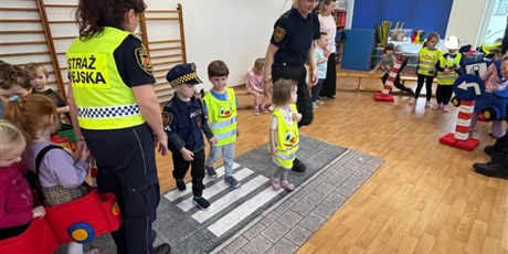 Powiększ grafikę: Bajkoludki - zajęcia "AUTOCHODZIK" przeprowadzone przez STRAŻNIKÓW MIEJSKICH.