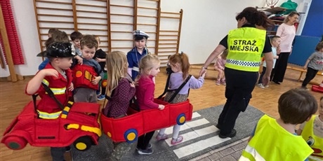 Powiększ grafikę: Bajkoludki - zajęcia "AUTOCHODZIK" przeprowadzone przez STRAŻNIKÓW MIEJSKICH.