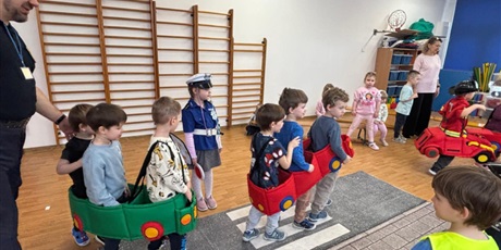 Powiększ grafikę: Bajkoludki - zajęcia "AUTOCHODZIK" przeprowadzone przez STRAŻNIKÓW MIEJSKICH.