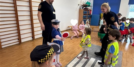 Powiększ grafikę: Bajkoludki - zajęcia "AUTOCHODZIK" przeprowadzone przez STRAŻNIKÓW MIEJSKICH.