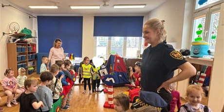 Powiększ grafikę: Bajkoludki - zajęcia "AUTOCHODZIK" przeprowadzone przez STRAŻNIKÓW MIEJSKICH.