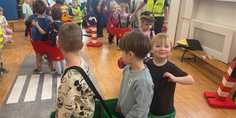 Powiększ grafikę: Bajkoludki - zajęcia "AUTOCHODZIK" przeprowadzone przez STRAŻNIKÓW MIEJSKICH.