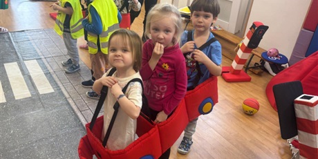 Powiększ grafikę: Bajkoludki - zajęcia "AUTOCHODZIK" przeprowadzone przez STRAŻNIKÓW MIEJSKICH.