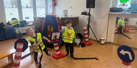 Powiększ grafikę: Bajkoludki - zajęcia "AUTOCHODZIK" przeprowadzone przez STRAŻNIKÓW MIEJSKICH.