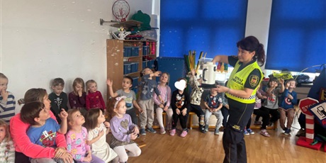 Powiększ grafikę: Bajkoludki - zajęcia "AUTOCHODZIK" przeprowadzone przez STRAŻNIKÓW MIEJSKICH.