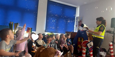 Powiększ grafikę: Bajkoludki - zajęcia "AUTOCHODZIK" przeprowadzone przez STRAŻNIKÓW MIEJSKICH.