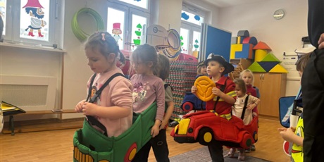 Powiększ grafikę: Bajkoludki - zajęcia "AUTOCHODZIK" przeprowadzone przez STRAŻNIKÓW MIEJSKICH.