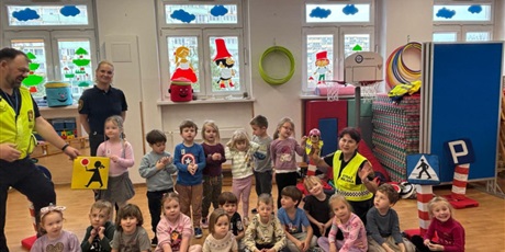 Powiększ grafikę: Bajkoludki - zajęcia "AUTOCHODZIK" przeprowadzone przez STRAŻNIKÓW MIEJSKICH.