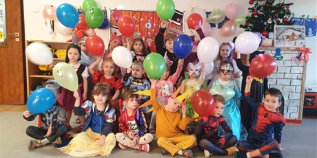 Powiększ grafikę: Dzieci z grupy II pozują do zdjęcia z balonami w strojach karnawałowych.