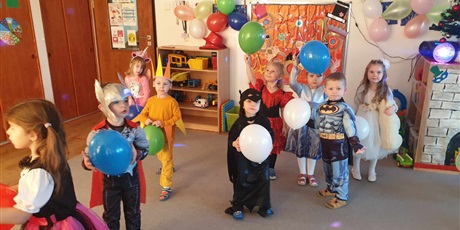 Powiększ grafikę: Dzieci z grupy II pozują do zdjęcia z balonami w strojach karnawałowych.