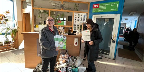 Powiększ grafikę: Na zdjęciu pani z Promyka i pani Ania. Na dole góra darów od naszych przedszkolaków dla zwierzątek z Promyka.