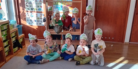 Powiększ grafikę: Dzień Dinozaura w grupie III - dzieci trzymają w rękach figurki dinozaurów