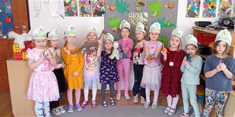 Powiększ grafikę: Dzień Dinozaura w grupie III - dzieci trzymają w rękach figurki dinozaurów